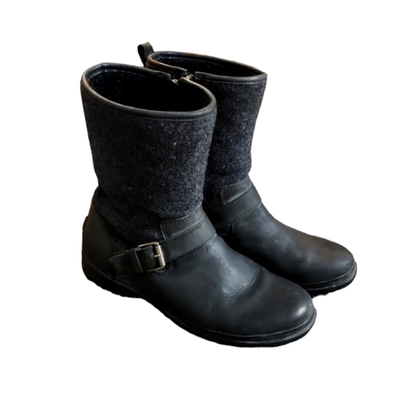 UGG Shoes - UGG Robbie Waterproof boots size 8